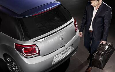 CITROEN DS3 CABRIO LANCIO SUL MERCATO DECAPOTTABILE FINO 120 KMH FANALE POSTERIORE 3D IPNOTICO TESTDRIVE PROVA SU STRADA FOTOGALLERY 026