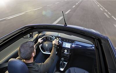 CITROEN DS3 CABRIO LANCIO SUL MERCATO DECAPOTTABILE FINO 120 KMH FANALE POSTERIORE 3D IPNOTICO TESTDRIVE PROVA SU STRADA FOTOGALLERY 036