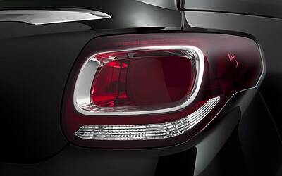 CITROEN DS3 CABRIO LANCIO SUL MERCATO DECAPOTTABILE FINO 120 KMH FANALE POSTERIORE 3D IPNOTICO TESTDRIVE PROVA SU STRADA FOTOGALLERY 048