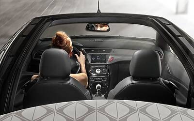 CITROEN DS3 CABRIO LANCIO SUL MERCATO DECAPOTTABILE FINO 120 KMH FANALE POSTERIORE 3D IPNOTICO TESTDRIVE PROVA SU STRADA FOTOGALLERY 056