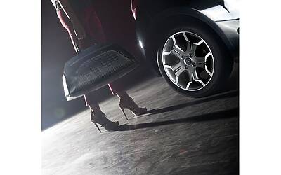 CITROEN DS3 CABRIO LANCIO SUL MERCATO DECAPOTTABILE FINO 120 KMH FANALE POSTERIORE 3D IPNOTICO TESTDRIVE PROVA SU STRADA FOTOGALLERY 063