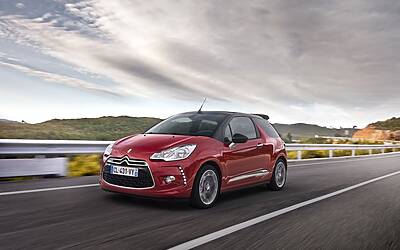 CITROEN DS3 CABRIO LANCIO SUL MERCATO DECAPOTTABILE FINO 120 KMH FANALE POSTERIORE 3D IPNOTICO TESTDRIVE PROVA SU STRADA FOTOGALLERY 067