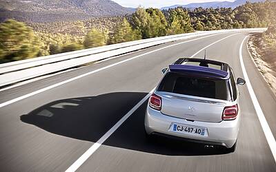 CITROEN DS3 CABRIO LANCIO SUL MERCATO DECAPOTTABILE FINO 120 KMH FANALE POSTERIORE 3D IPNOTICO TESTDRIVE PROVA SU STRADA FOTOGALLERY 069