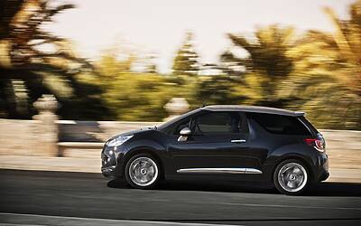 CITROEN DS3 CABRIO LANCIO SUL MERCATO DECAPOTTABILE FINO 120 KMH FANALE POSTERIORE 3D IPNOTICO TESTDRIVE PROVA SU STRADA FOTOGALLERY 090