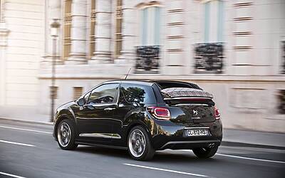 CITROEN DS3 CABRIO LANCIO SUL MERCATO DECAPOTTABILE FINO 120 KMH FANALE POSTERIORE 3D IPNOTICO TESTDRIVE PROVA SU STRADA FOTOGALLERY 092