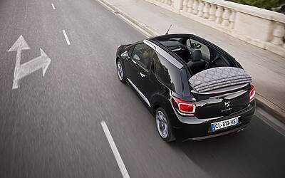 CITROEN DS3 CABRIO LANCIO SUL MERCATO DECAPOTTABILE FINO 120 KMH FANALE POSTERIORE 3D IPNOTICO TESTDRIVE PROVA SU STRADA FOTOGALLERY 100