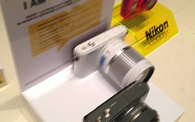 NIKON D7100 LA SERATA DI LANCIO DELLE NUOVE FOTOCAMERE NIKON AL VIRGIN CAFE DI MILANO CON TUTTA LA GAMMA DELLE MACCHINE FOTOGRAFICHE DIGITALI REFLEX E MIRRORLESS BRIDGE 03