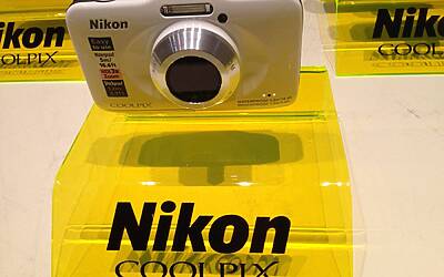 NIKON D7100 LA SERATA DI LANCIO DELLE NUOVE FOTOCAMERE NIKON AL VIRGIN CAFE DI MILANO CON TUTTA LA GAMMA DELLE MACCHINE FOTOGRAFICHE DIGITALI REFLEX E MIRRORLESS BRIDGE 371