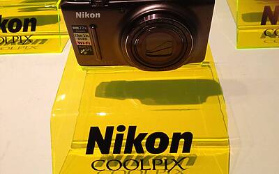 NIKON D7100 LA SERATA DI LANCIO DELLE NUOVE FOTOCAMERE NIKON AL VIRGIN CAFE DI MILANO CON TUTTA LA GAMMA DELLE MACCHINE FOTOGRAFICHE DIGITALI REFLEX E MIRRORLESS BRIDGE 43