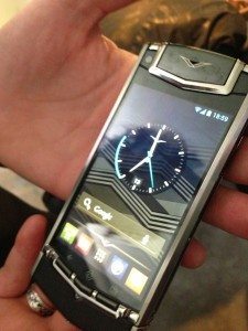 VERTU TI IL LANCIO MILANESE DEL NUOVO SMARTPHONE DI CASA VERTU AVVENUTO IN EVENTO ESCLUSIVO RISERVATO AL JET SET ED AI VIP NELLA SPLENDIDA BOUTIQUE DI VIA MONTENAPOLEONE 12