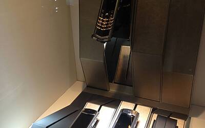 VERTU TI IL LANCIO MILANESE DEL NUOVO SMARTPHONE DI CASA VERTU AVVENUTO IN EVENTO ESCLUSIVO RISERVATO AL JET SET ED AI VIP NELLA SPLENDIDA BOUTIQUE DI VIA MONTENAPOLEONE 30