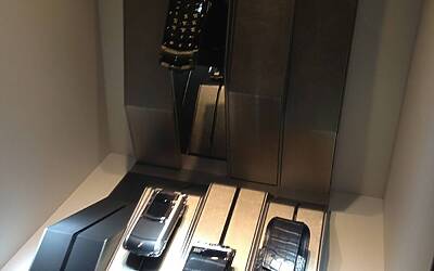 VERTU TI IL LANCIO MILANESE DEL NUOVO SMARTPHONE DI CASA VERTU AVVENUTO IN EVENTO ESCLUSIVO RISERVATO AL JET SET ED AI VIP NELLA SPLENDIDA BOUTIQUE DI VIA MONTENAPOLEONE 35