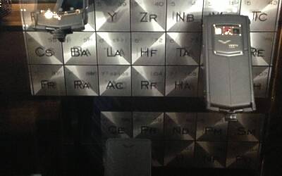 VERTU TI IL LANCIO MILANESE DEL NUOVO SMARTPHONE DI CASA VERTU AVVENUTO IN EVENTO ESCLUSIVO RISERVATO AL JET SET ED AI VIP NELLA SPLENDIDA BOUTIQUE DI VIA MONTENAPOLEONE 41