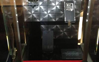 VERTU TI IL LANCIO MILANESE DEL NUOVO SMARTPHONE DI CASA VERTU AVVENUTO IN EVENTO ESCLUSIVO RISERVATO AL JET SET ED AI VIP NELLA SPLENDIDA BOUTIQUE DI VIA MONTENAPOLEONE 43