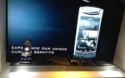 VERTU TI IL LANCIO MILANESE DEL NUOVO SMARTPHONE DI CASA VERTU AVVENUTO IN EVENTO ESCLUSIVO RISERVATO AL JET SET ED AI VIP NELLA SPLENDIDA BOUTIQUE DI VIA MONTENAPOLEONE 45