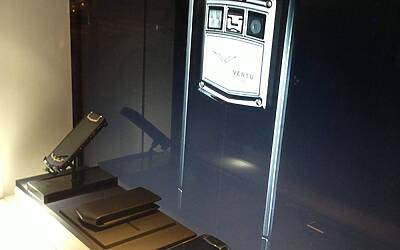 VERTU TI IL LANCIO MILANESE DEL NUOVO SMARTPHONE DI CASA VERTU AVVENUTO IN EVENTO ESCLUSIVO RISERVATO AL JET SET ED AI VIP NELLA SPLENDIDA BOUTIQUE DI VIA MONTENAPOLEONE 53