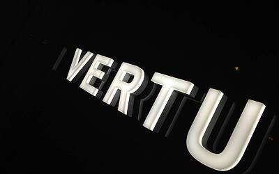 VERTU TI IL LANCIO MILANESE DEL NUOVO SMARTPHONE DI CASA VERTU AVVENUTO IN EVENTO ESCLUSIVO RISERVATO AL JET SET ED AI VIP NELLA SPLENDIDA BOUTIQUE DI VIA MONTENAPOLEONE 54