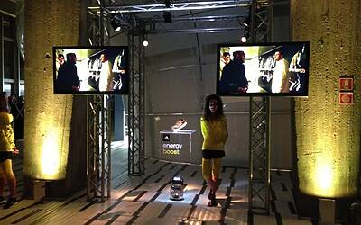 BOOSTMI ADIDAS BOOST MILANO LEVENTO PIU COOL E GLAMOUR AL GRATTACIELO PIRELLI DI MILANO PER IL LANCIO DELLE NUOVE ED ESCLUSIVA SCARPE DA RUNNING ADIDAS ENERGY BOOST 013