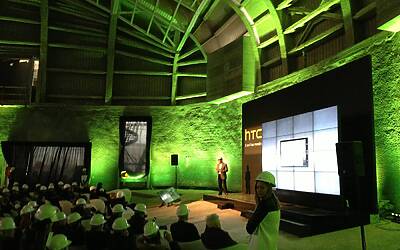 HTC ONE SMARTPHONE ANDROID IN ALLUMINIO LA PRESENTAZIONE A ROMA NELLA NUVOLA DI FUKSAS IN COSTRUZIONE DENTRO IL CANTIERE DEL CENTRO CONGRESSI PIU INNOVATIVO DITALIA 01