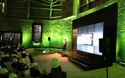 HTC ONE SMARTPHONE ANDROID IN ALLUMINIO LA PRESENTAZIONE A ROMA NELLA NUVOLA DI FUKSAS IN COSTRUZIONE DENTRO IL CANTIERE DEL CENTRO CONGRESSI PIU INNOVATIVO DITALIA 06