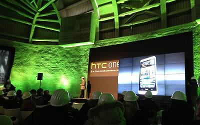HTC ONE SMARTPHONE ANDROID IN ALLUMINIO LA PRESENTAZIONE A ROMA NELLA NUVOLA DI FUKSAS IN COSTRUZIONE DENTRO IL CANTIERE DEL CENTRO CONGRESSI PIU INNOVATIVO DITALIA 07
