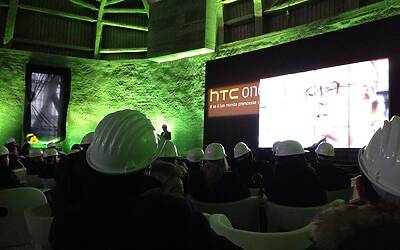 HTC ONE SMARTPHONE ANDROID IN ALLUMINIO LA PRESENTAZIONE A ROMA NELLA NUVOLA DI FUKSAS IN COSTRUZIONE DENTRO IL CANTIERE DEL CENTRO CONGRESSI PIU INNOVATIVO DITALIA 09