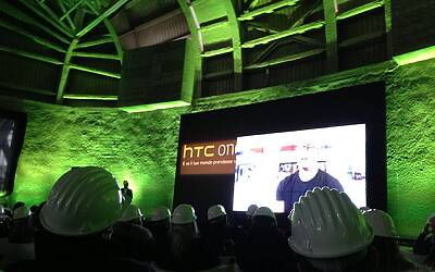 HTC ONE SMARTPHONE ANDROID IN ALLUMINIO LA PRESENTAZIONE A ROMA NELLA NUVOLA DI FUKSAS IN COSTRUZIONE DENTRO IL CANTIERE DEL CENTRO CONGRESSI PIU INNOVATIVO DITALIA 11