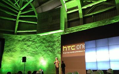 HTC ONE SMARTPHONE ANDROID IN ALLUMINIO LA PRESENTAZIONE A ROMA NELLA NUVOLA DI FUKSAS IN COSTRUZIONE DENTRO IL CANTIERE DEL CENTRO CONGRESSI PIU INNOVATIVO DITALIA 19