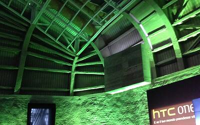 HTC ONE SMARTPHONE ANDROID IN ALLUMINIO LA PRESENTAZIONE A ROMA NELLA NUVOLA DI FUKSAS IN COSTRUZIONE DENTRO IL CANTIERE DEL CENTRO CONGRESSI PIU INNOVATIVO DITALIA 21