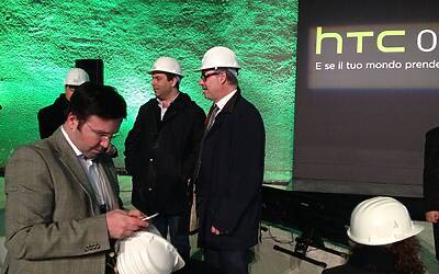 HTC ONE SMARTPHONE ANDROID IN ALLUMINIO LA PRESENTAZIONE A ROMA NELLA NUVOLA DI FUKSAS IN COSTRUZIONE DENTRO IL CANTIERE DEL CENTRO CONGRESSI PIU INNOVATIVO DITALIA 27