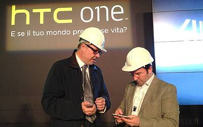 HTC ONE SMARTPHONE ANDROID IN ALLUMINIO LA PRESENTAZIONE A ROMA NELLA NUVOLA DI FUKSAS IN COSTRUZIONE DENTRO IL CANTIERE DEL CENTRO CONGRESSI PIU INNOVATIVO DITALIA 29