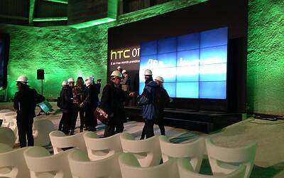 HTC ONE SMARTPHONE ANDROID IN ALLUMINIO LA PRESENTAZIONE A ROMA NELLA NUVOLA DI FUKSAS IN COSTRUZIONE DENTRO IL CANTIERE DEL CENTRO CONGRESSI PIU INNOVATIVO DITALIA 47
