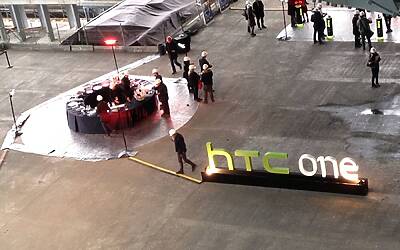 HTC ONE SMARTPHONE ANDROID IN ALLUMINIO LA PRESENTAZIONE A ROMA NELLA NUVOLA DI FUKSAS IN COSTRUZIONE DENTRO IL CANTIERE DEL CENTRO CONGRESSI PIU INNOVATIVO DITALIA 55