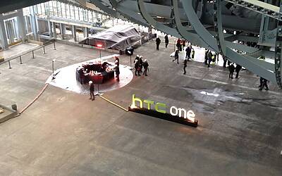 HTC ONE SMARTPHONE ANDROID IN ALLUMINIO LA PRESENTAZIONE A ROMA NELLA NUVOLA DI FUKSAS IN COSTRUZIONE DENTRO IL CANTIERE DEL CENTRO CONGRESSI PIU INNOVATIVO DITALIA 56
