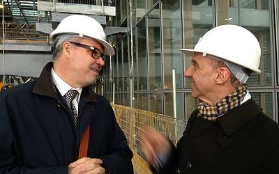 HTC ONE SMARTPHONE ANDROID IN ALLUMINIO LA PRESENTAZIONE A ROMA NELLA NUVOLA DI FUKSAS IN COSTRUZIONE DENTRO IL CANTIERE DEL CENTRO CONGRESSI PIU INNOVATIVO DITALIA 66