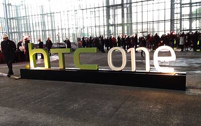 HTC ONE SMARTPHONE ANDROID IN ALLUMINIO LA PRESENTAZIONE A ROMA NELLA NUVOLA DI FUKSAS IN COSTRUZIONE DENTRO IL CANTIERE DEL CENTRO CONGRESSI PIU INNOVATIVO DITALIA 70