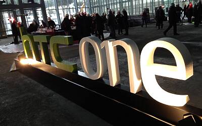 HTC ONE SMARTPHONE ANDROID IN ALLUMINIO LA PRESENTAZIONE A ROMA NELLA NUVOLA DI FUKSAS IN COSTRUZIONE DENTRO IL CANTIERE DEL CENTRO CONGRESSI PIU INNOVATIVO DITALIA 77