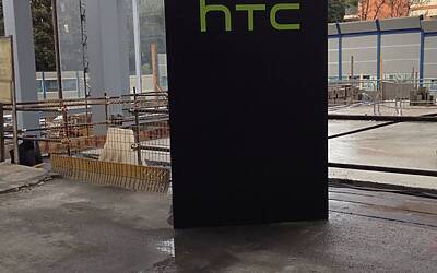 HTC ONE SMARTPHONE ANDROID IN ALLUMINIO LA PRESENTAZIONE A ROMA NELLA NUVOLA DI FUKSAS IN COSTRUZIONE DENTRO IL CANTIERE DEL CENTRO CONGRESSI PIU INNOVATIVO DITALIA 90