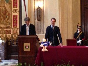 STRAMILANO 2013 LA PRESENTAZIONE A PALAZZO MARINO CON CHIARA BISCONTI ASSESSORA ALLO SPORT DEL COMUNE DI MILANO ANNUNCIA 50.000 PODISTI PARTECIPANTI ALLA CORSA TIPICA DI MILANO 24