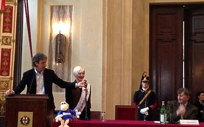 STRAMILANO 2013 LA PRESENTAZIONE A PALAZZO MARINO CON CHIARA BISCONTI ASSESSORA ALLO SPORT DEL COMUNE DI MILANO ANNUNCIA 50.000 PODISTI PARTECIPANTI ALLA CORSA TIPICA DI MILANO 25