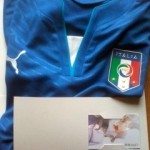 lagenzia Attila che cura i rapporti per la Puma ha inviato un elegante plico con la maglia ufficiale della nazionale di calcio italiana Puma