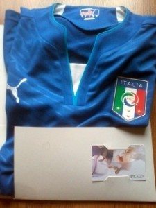 lagenzia Attila che cura i rapporti per la Puma ha inviato un elegante plico con la maglia ufficiale della nazionale di calcio italiana Puma