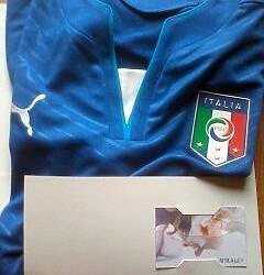 lagenzia Attila che cura i rapporti per la Puma ha inviato un elegante plico con la maglia ufficiale della nazionale di calcio italiana Puma