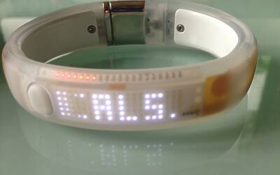 NIKE+ FUELBAND LUNBOXING DELLA PROVA IN ANTEPRIMA ED IN ESCLUSIVA DEL NUOVO MODELLO WHITE ICE VERSIONE SPECIALE PER IL TECNOFITNESS IL RUNNING E DIMAGRIRE PIÙ FACILMENTE test realizzato da michele ficara manganelli di assodigitale 60