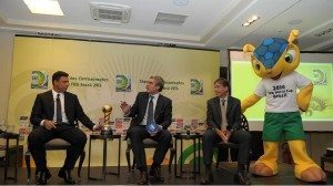 Ronaldo Luis Fernandes delegato dal Ministro dello Sport brasiliano e Walter De Gregorio alla presentazione a Torino della Confederations Cup con Ronaldo fonte FIFA.com