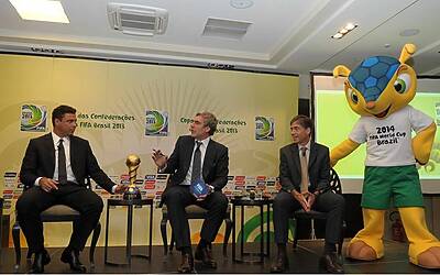 Ronaldo Luis Fernandes delegato dal Ministro dello Sport brasiliano e Walter De Gregorio alla presentazione a Torino della Confederations Cup con Ronaldo fonte FIFA.com