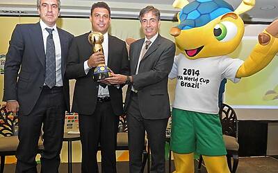Ronaldoil Responsabile della comunicazione FIFA De Gregorio e Luis Fernandes delegato dal Ministro dello Sport brasiliano alla presentazione a Torino della Confederations Cup con Ronaldo fonte FIFA.com