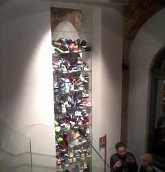 decine di scarpe al The Art + Science Of Supernatural Motion di Nike in occasione Fuori Salone di Milano