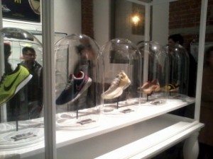 ecco alcune evoluzioni di scarpe da running da cui ha preso ispirazione la tecnologia Nike Free al The Art + Science Of Supernatural Motion di Nike in occasione Fuori Salone di Milano