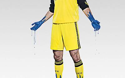 i calciatori testimonial con la nuova maglia del Chelsea da portiere